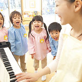 ピアノを弾く先生