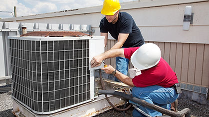 Técnicos de HVAC realizando reparos