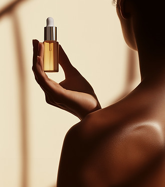 Serumflasche in der Hand