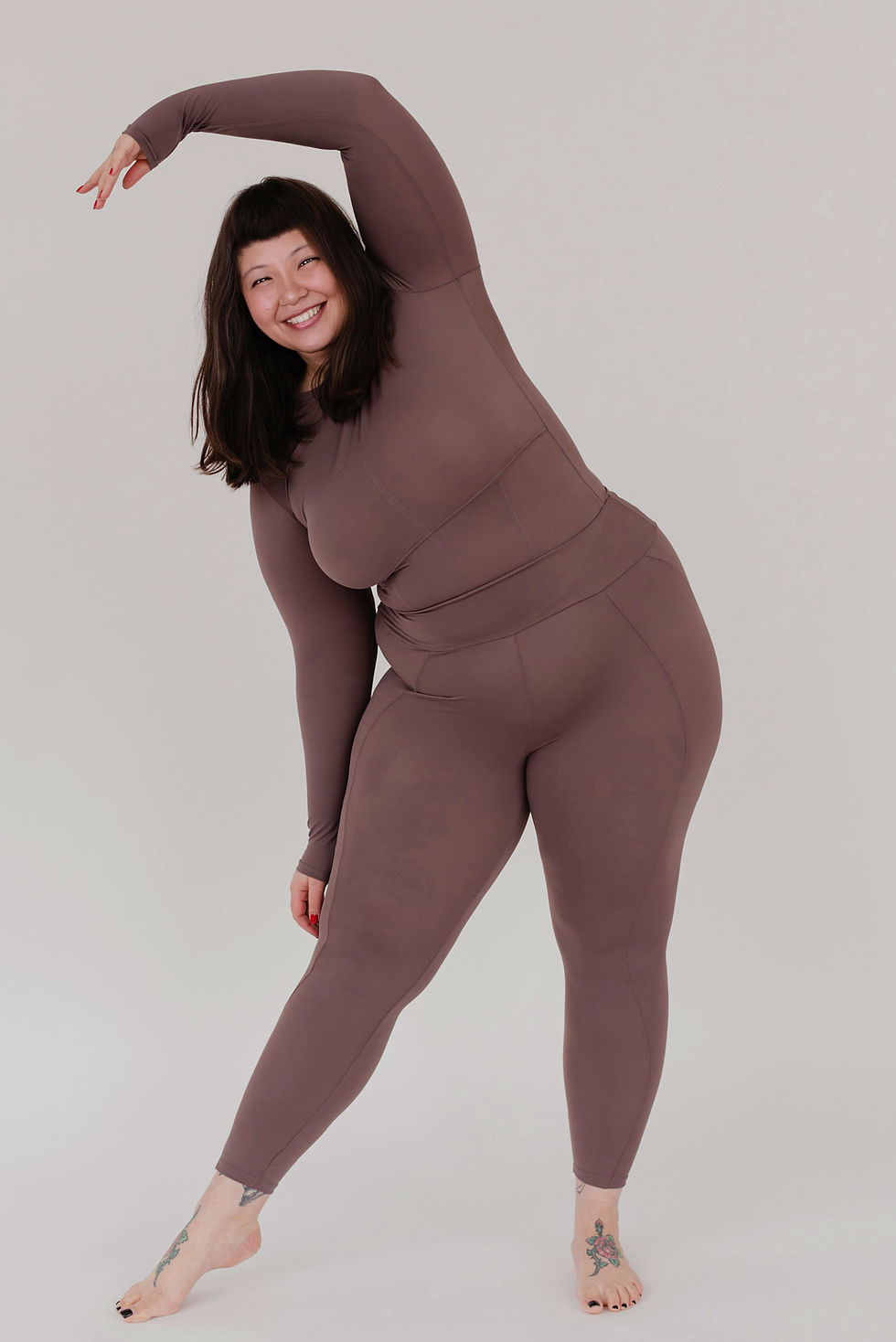 ストレッチポーズの女性