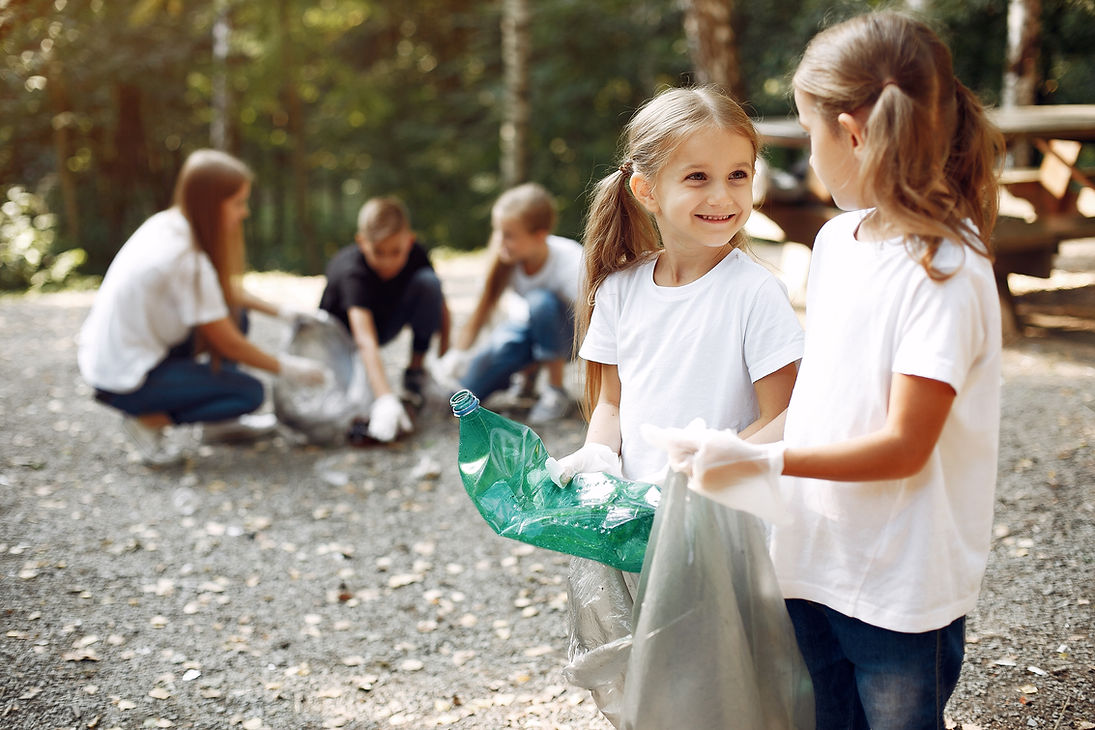 Voluntarios recogiendo basura
