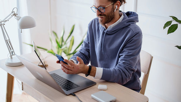Uomo d'affari con gadget elettronici