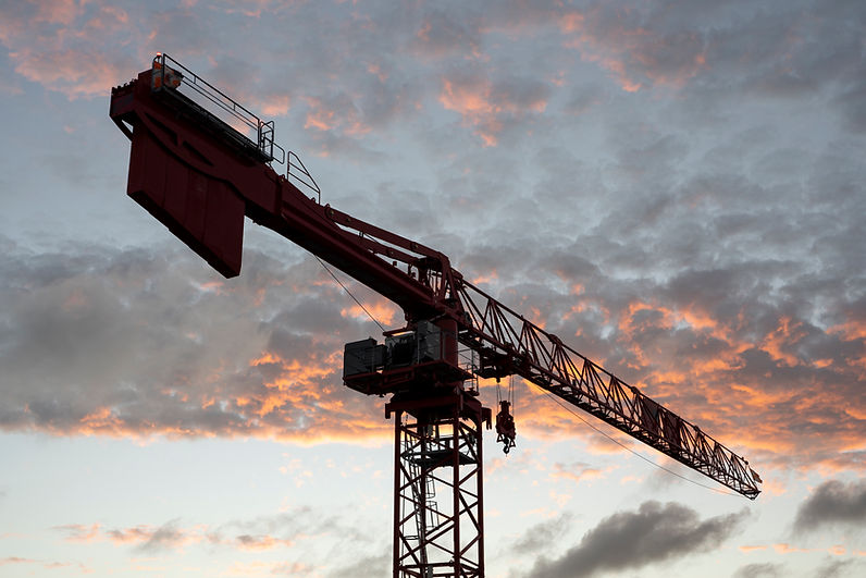 Grue de construction au coucher du soleil