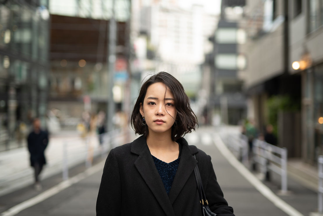 路上の若い女性