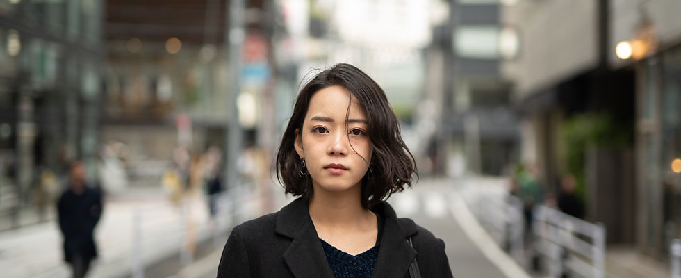 路上の若い女性