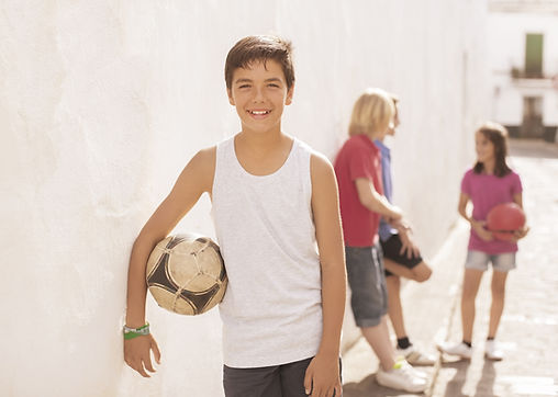Niño con balón de fútbol