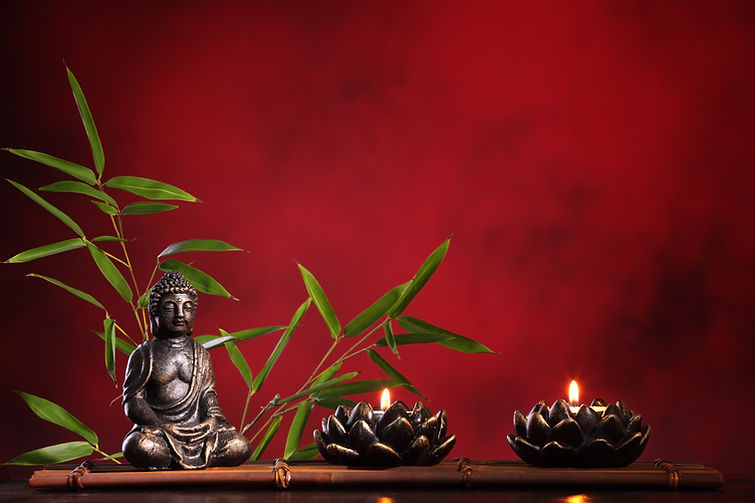 Bouddha avec des bougies