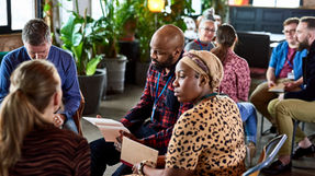 Un leader peut-il être proche de tout le monde ?