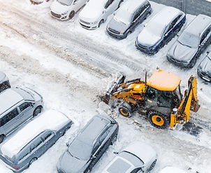 Traktor entfernt Schnee