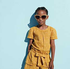 Garota legal com óculos de sol