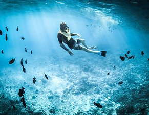 Uomo che fa snorkeling sott'acqua