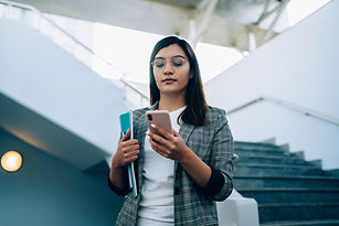 Ekose Ceketli Üniversite Öğrencisi