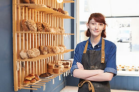 Employé de boulangerie souriant