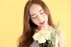 花束を持って微笑む女性
