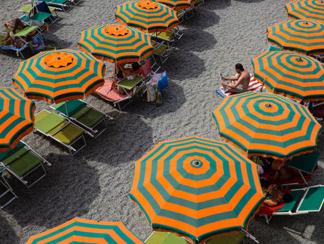 Estate 2025: Che Fine Hanno Fatto i Veri Tormentoni? Un'Analisi Amara Sulla Crisi delle Hit Estive