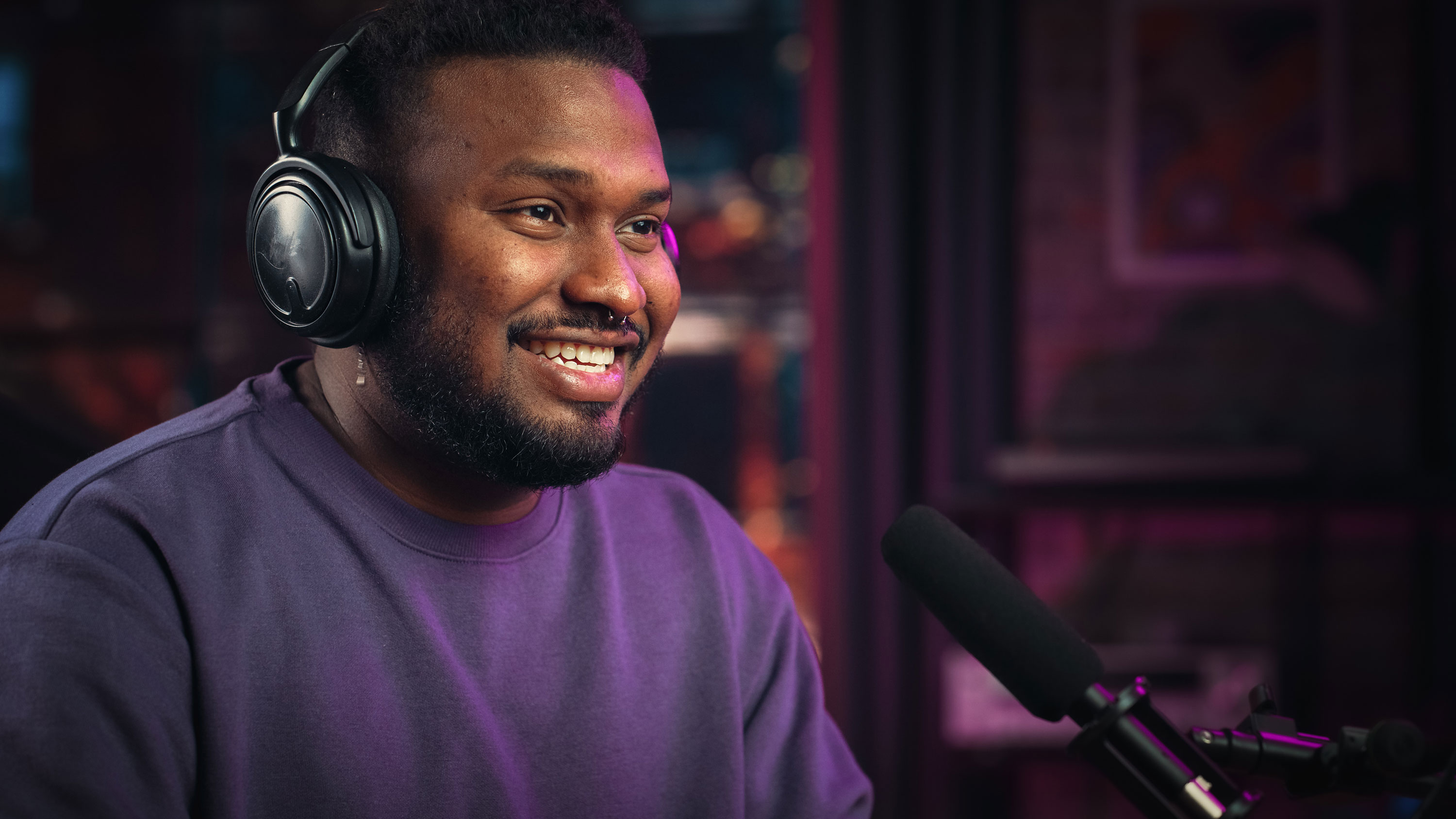 Usměvavý podcastový mluvčí