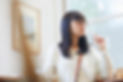 カフェで勉強する女性