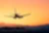 飛行機着陸の夕日