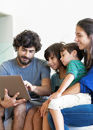 Familie nutzt Laptop