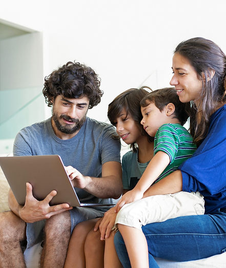 Famille utilisant un ordinateur portable