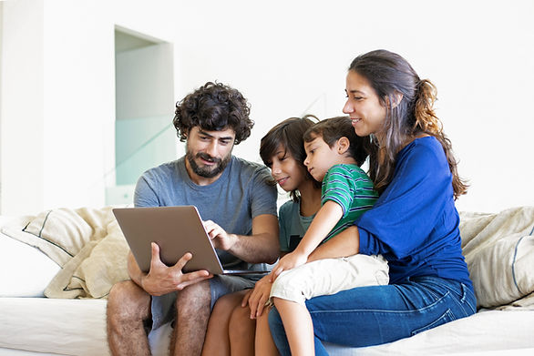 Família usando laptop