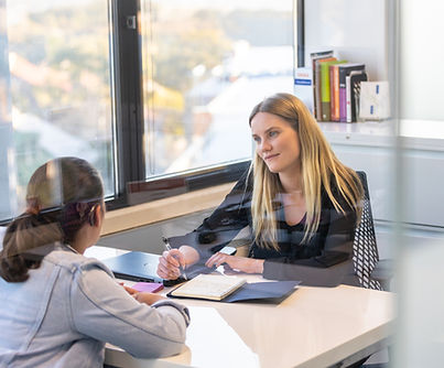 Due persone che discutono