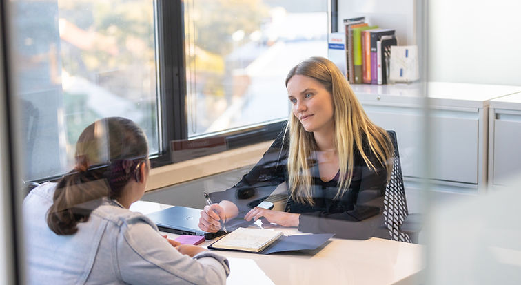 Duas pessoas discutindo