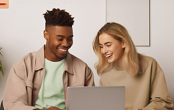 Un couple de collègues heureux