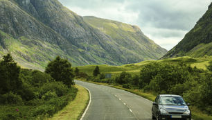 O limite das curvas: a física por trás da derrapagem e do capotamento