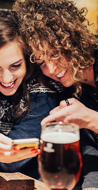 Amies buvant une bière