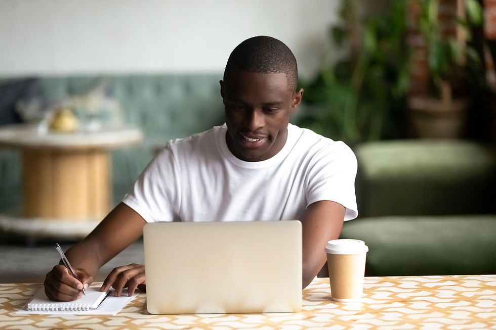 Un homme travaillant à distance