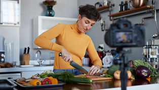 What are the benefits of eating seasonal foods?