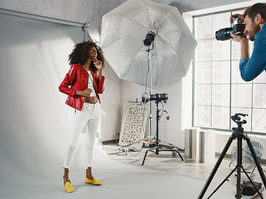 Jeune femme en studio, look mode, mouvement et énergie