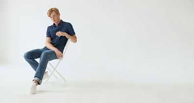 Modelo en traje de mezclilla