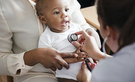 Cena de bebê sendo examinado