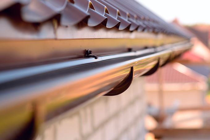 Holder gutter drainage system on the roof
