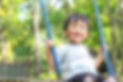 ブランコに乗る男の子