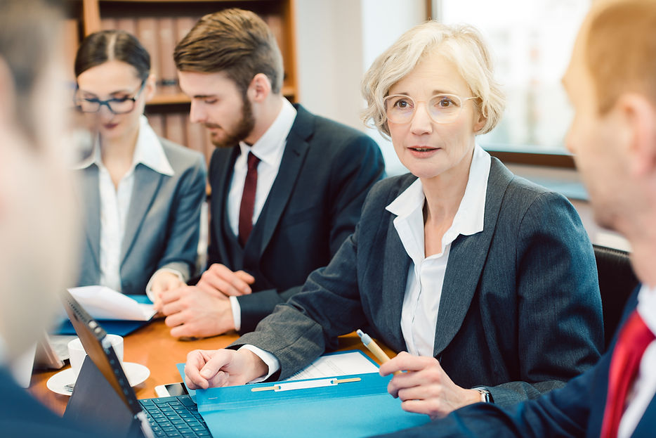 Pessoas falando sobre ideias
