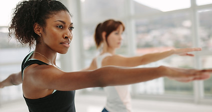 Frauen üben Yoga