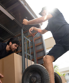 Déménageurs travaillant