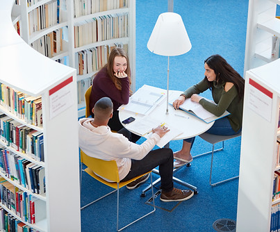 Studenten in der Bibliothek