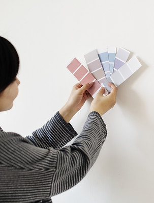 Diseñador de interiores probando nuevos colores