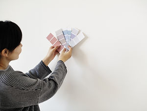 Diseñador de interiores probando nuevos colores