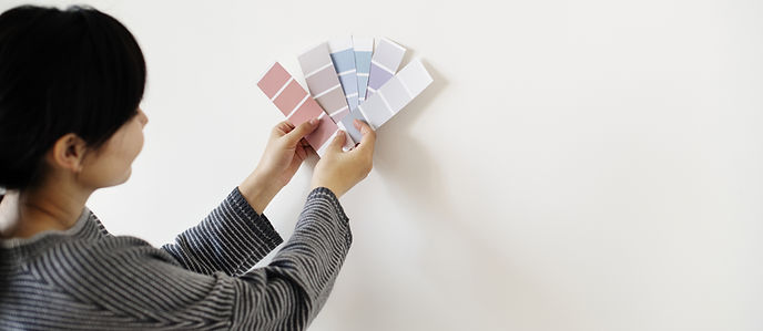 Diseñador de interiores probando nuevos colores