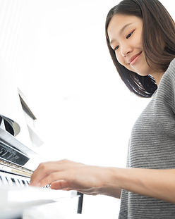 Personne souriante pratiquant le piano