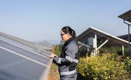 Ingénieur avec panneaux solaires
