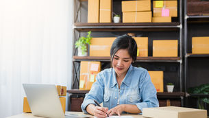 Student preparing for the TOEIC Listening and Reading test online
