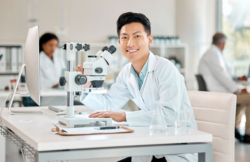 Вчений біля мікроскопа