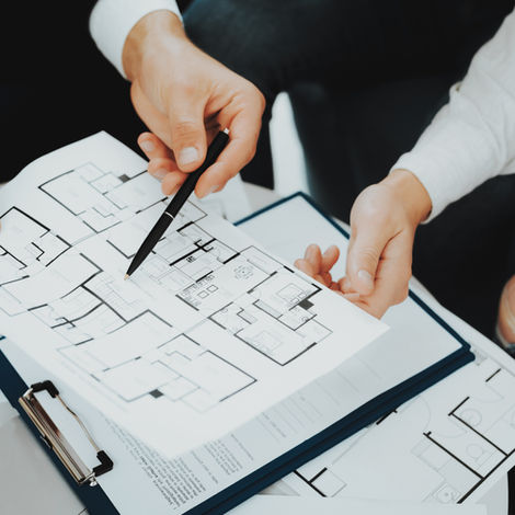 Prises de photos sur site pour voir les points techniques et la faisabilité. Etat des lieux en plan coté. Esquisse sommaire en plan non cotée pour définir les volumes et circulations. Vues en 3D N/B sans matières. Selon besoin : petit film avec points de vues.