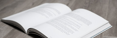 Buch auf dem Tisch